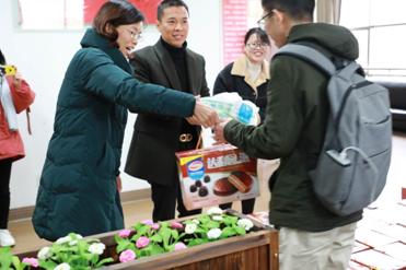 说明: C:\Users\dell\Desktop\员工工作总结\员工工作总结\陈加伟部分\4:考研指导服务体系 全\院领导慰问促冲刺.jpg